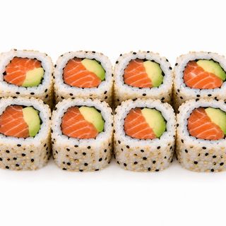 Roll De Salmón Y Sésamo