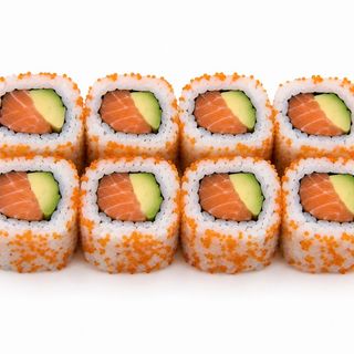 Roll De Salmón Y Tobiko