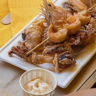 Calamares Fritos Y Langostinos
