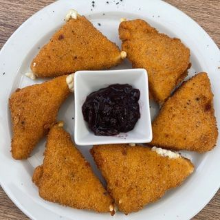 Queso Frito Con Mermelada De Arándanos
