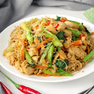 Fideos de arroz salteados caseros