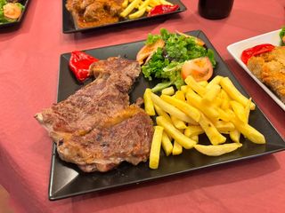 Plato De Hamburguesa, Ensalada Y Patatas