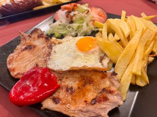 Plato De Lomo, Patatas, Lechuga Y Huevo