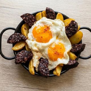 Huevos Rotos Con Morcilla
