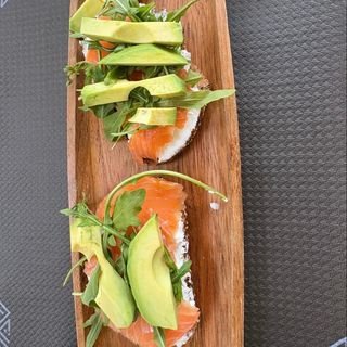 Pan Con Salmon Y Aguacate Y Ensalada