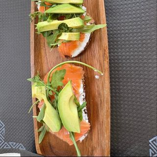 Pan Con Salmon Queso Fresco Y Aguacate
