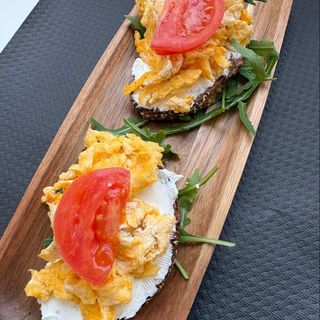 Pan Con Queso Fresco Y Huevos