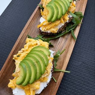 Pan Con Queso Fresco, Huevos Y Aguacate
