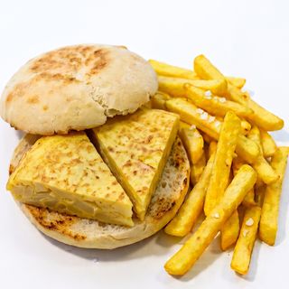 Bocadillo De Tortilla De Patatas + patatas fritas