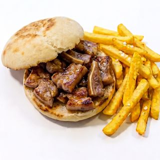 Bocadillo De Oreja A La Plancha + patatas fritas