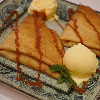 Crepes with Apple and Cinnamon