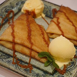 Crepes with Apple and Cinnamon