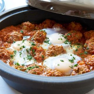 Tagine De Kefta Con Tomate Y Huevos Rotos