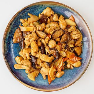 Pollo Con Bambú Y Setas Chinas