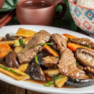 Cerdo Con Bambú Y Setas Chinas