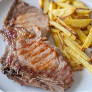 Chuleta De Cerdo Con Patatas Fritas