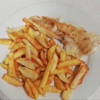 Merluza Fritas Con Patata Fritas