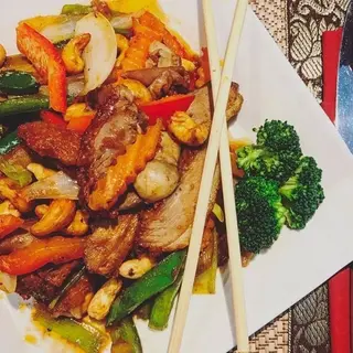 PAD MET MAMUANG (ผัดเม็ดมะม่วงหิมพานต)
