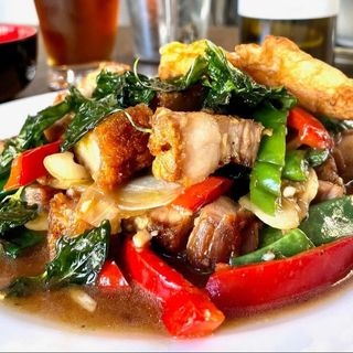 PAD KAPRAO MOO KROB (ผัดกะเพราหมูกรอบ)