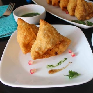 Samosa De Pollo (2 Uds.)