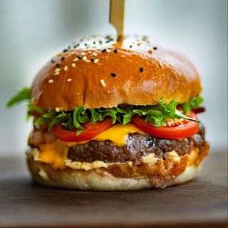 Hamburguesa Con Queso Y Ensalada