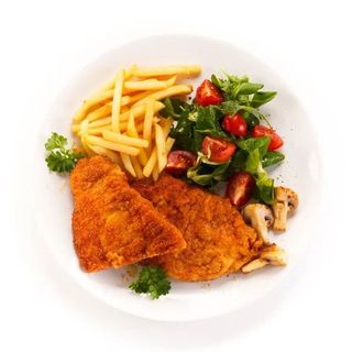Pollo Empanado Con Ensalada Y Papas Fritas
