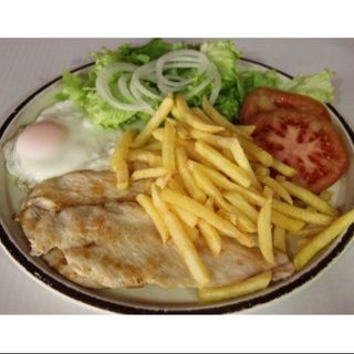 Pechuga De Pollo Con Huevo, Ensalada Y Papas Fritas