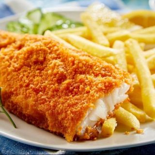 Filete De Pescado Rebozado Con Ensalada Y Papas Fritas