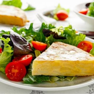 Tortilla Con Ensalada Y Papas Fritas