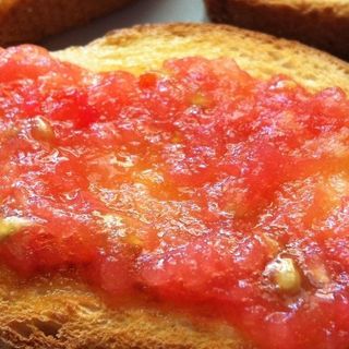 Tostada De Pan Gallego Con Tomate Natural Y Aceite De Oliva