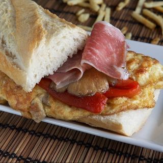 Bocata De Jamón Serrano Con Tomate Y Orégano