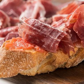 Pan Tumaca Con Jamón Serrano
