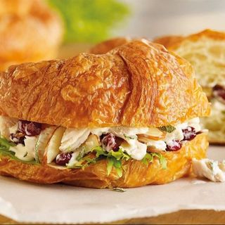 Croissant Con Pollo Y Ensalada