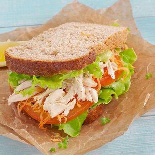 Sandwich De Pollo Con Ensalada