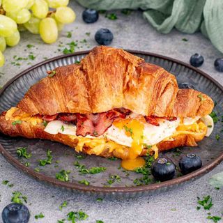 Croissant Con Bacon Y Queso