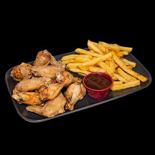 Alitas Fritas 7 Uds. Con Patatas Y Salsa De La Casa