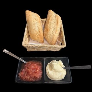 Pan Con Alioli Y Tomate