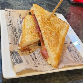 Trikini Con Huevo Frito Jamón Dulce, Queso Y Huevo