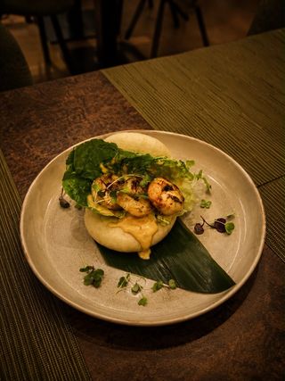 Tapa De Bao De Langostinos Con Mayonesa De Kimchi Y Lechuga Fresca