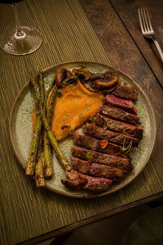 Entrecot Black Angus Acompañado De Puré De Boniato