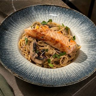 Salmón Sobre Cremosa Pasta