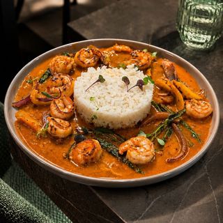 Curry Thai De Gambones Acompañado De Arroz