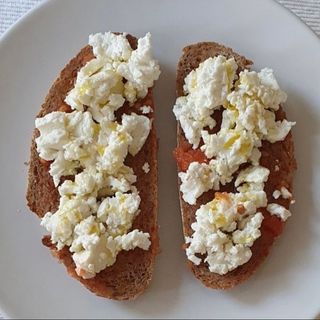 Tostada Con Queso Fresco