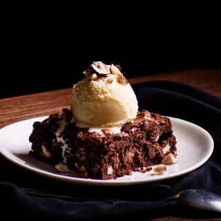 BROWNIE CON HELADO DE VAINILLA