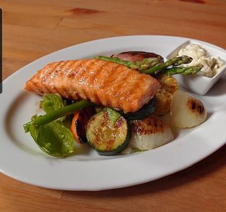 Salmó A La Planxa Amb Verdura