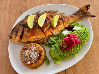 pescado frito y arroz de coco 