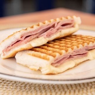 Sándwich De Lacón Con Queso Brie Y Aove