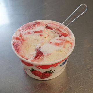 Helado De Tarrina De Nata Y Fresa