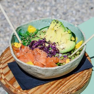 Poke de salmón