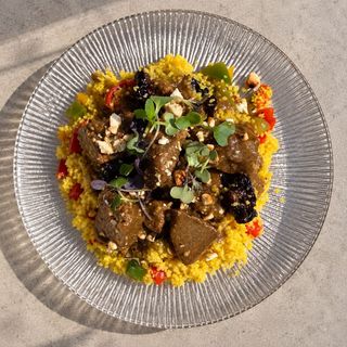 Tajine de ternera especiado con cuscús y verduras